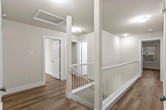 Building Photo - 410 Bandstand Ln