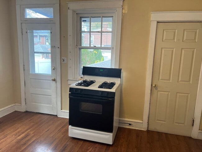 Building Photo - 4 Bedroom House