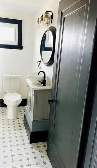 Building Photo - 902 Main Ave