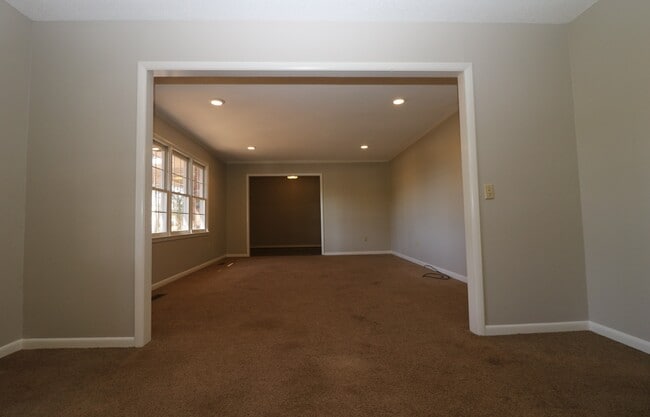 Building Photo - Large Family Home Pell City, AL