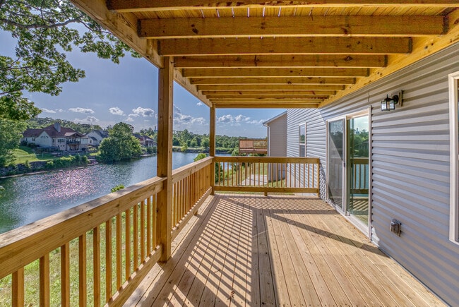 Building Photo - 220 E Sunset Cove Ln
