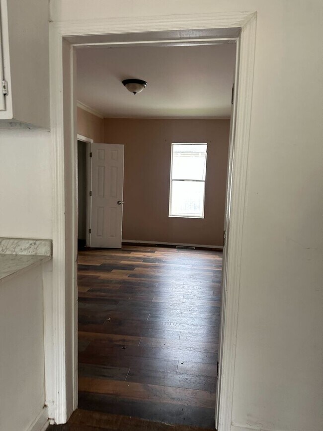Building Photo - Charming 3-Bedroom, 1-Bathroom Home with Fenced Yard