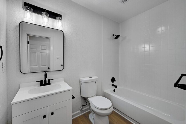 Building Photo - 8 bed 5 Bath house in center of West campus Pre Lease Aug 2026