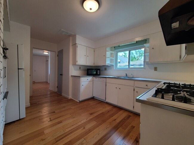 Building Photo - 3-bedroom, 2-bathroom home located in beau...