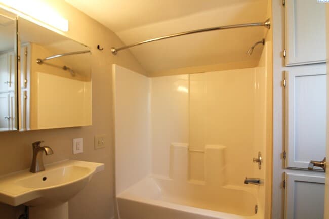 Building Photo - 3 bed, 2 bath attached House on Pasco River