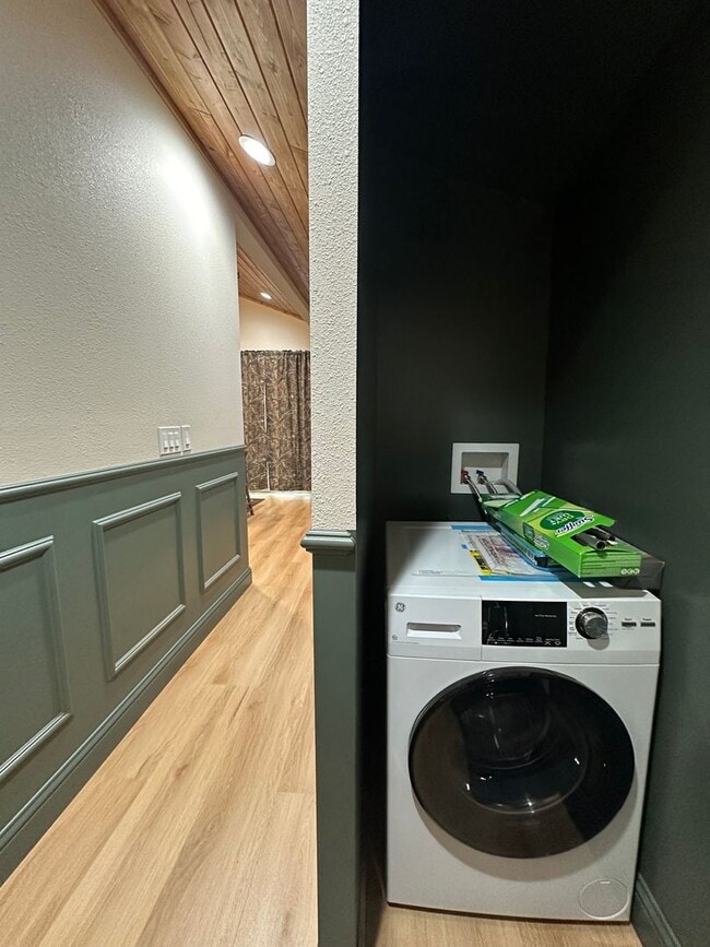 Building Photo - Fully Renovated 1 Bedroom Home - Across From the Meadow