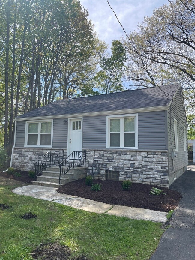 Building Photo - 812 Magnolia Ave