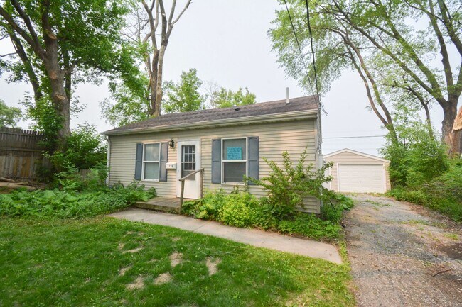 Primary Photo - Adorable 2 bedroom home with garage just b...