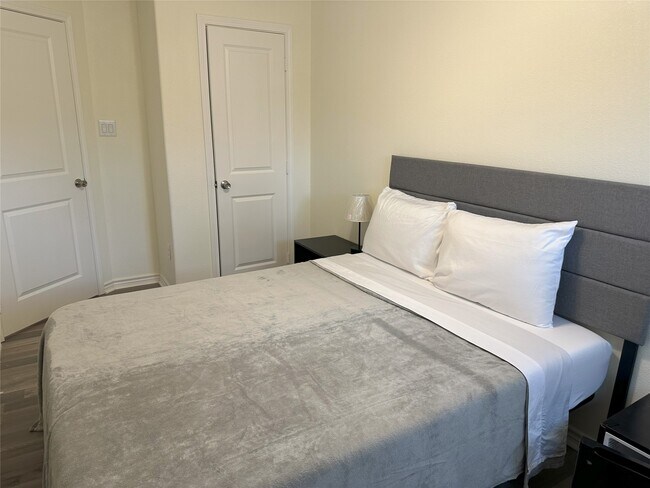 Building Photo - 16625 E Lynbrook