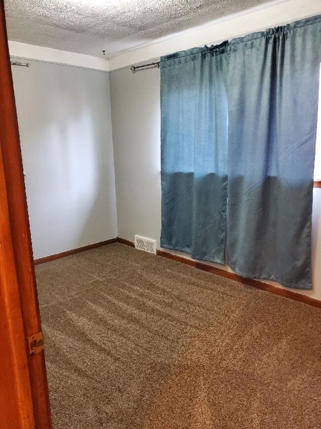 Building Photo - Beautiful, sprawling, brick ranch - $1600/mo