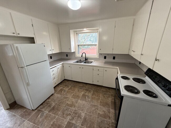 Building Photo - 465 Madrona Ave SE