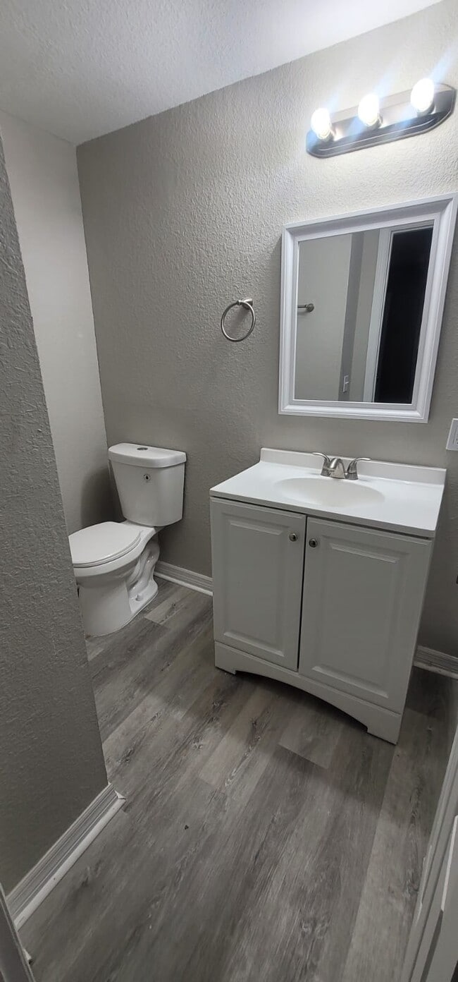 Building Photo - 1550 W 32nd St