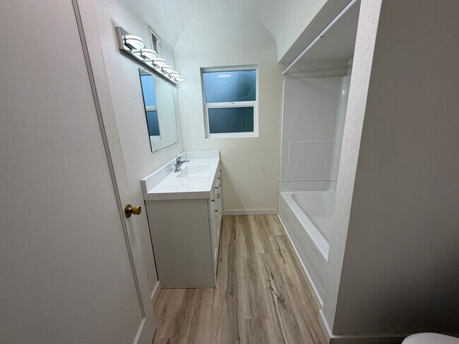 Building Photo - Sweet Home 3234