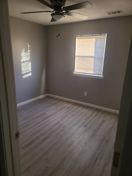 Building Photo - 215 Snead Dr