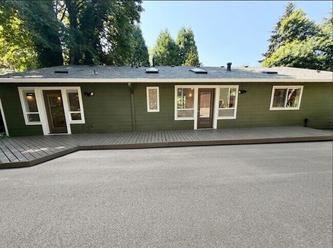 Building Photo - 9938 SW Terwilliger Blvd