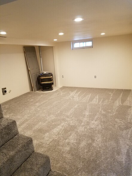 Family Room/Basement - 122 W Amherst Ct