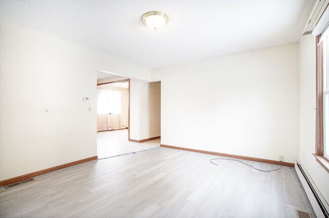 Building Photo - 13 1/2 Weston Street