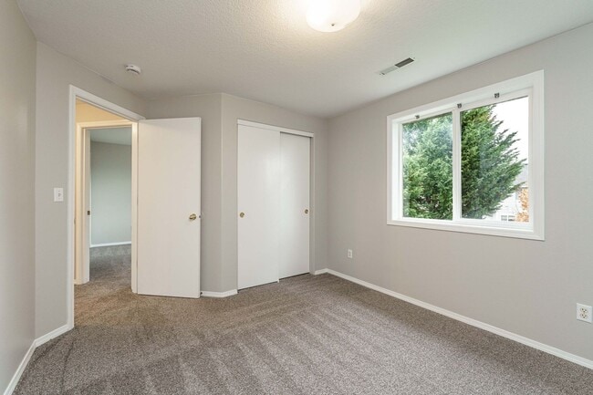 Building Photo - A/C Equipped 4 Bedroom 2.5 Bath Located in Desirable Fishers Grove - Union, Shahala and Ilahee Sc...