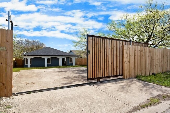 Building Photo - 185 Segovia Way