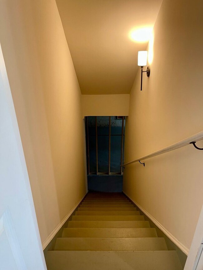 Building Photo - Gorgeous 5 bedroom 3.5 bath home in desira...