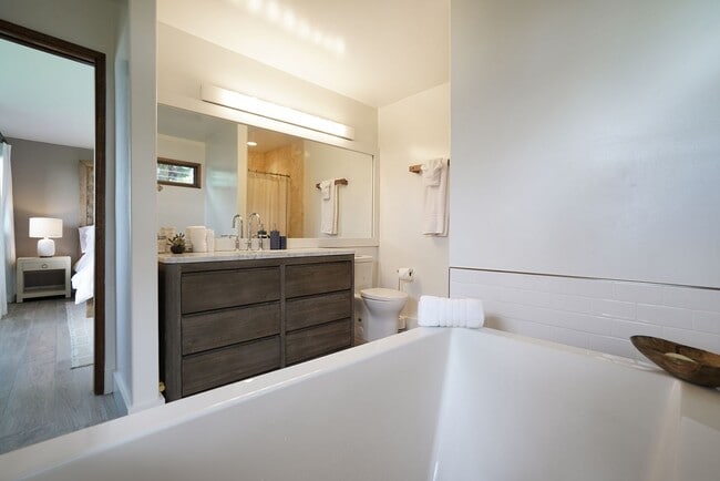 Building Photo - Hawaii Life Presents Mokuleia Beach House 3 bedrooms, 2 full bathrooms, Sleeps 8 - Beautifully bu...