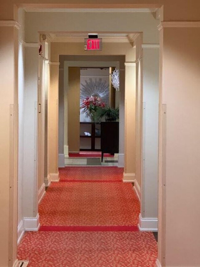 Building Photo - Experience the Heart of It All - at Mayfaire Townview!