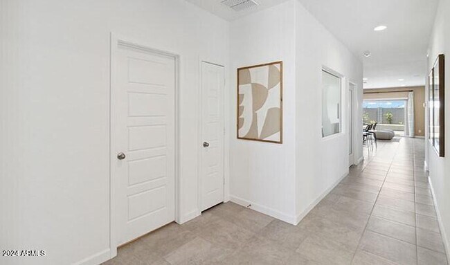 Building Photo - 1527 E Lardner Dr