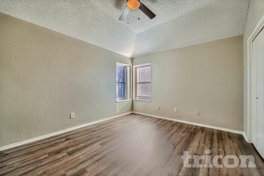 Building Photo - 6305 Meadowglen Dr