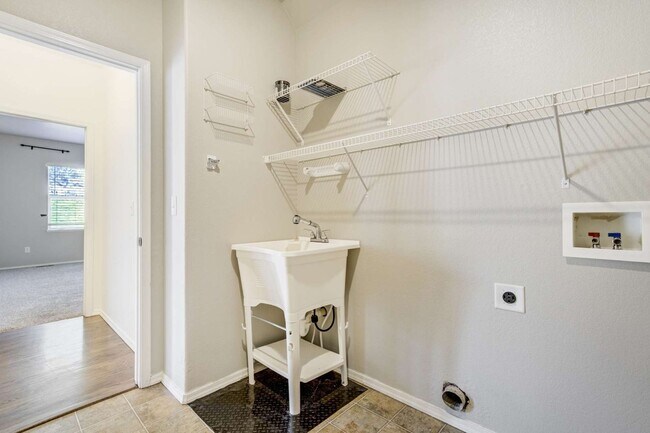 Building Photo - D20 5bdrm Home on Quiet Street in North Co...