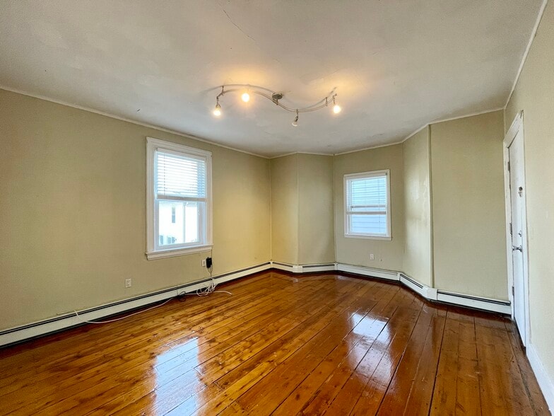 Building Photo - 48 America St