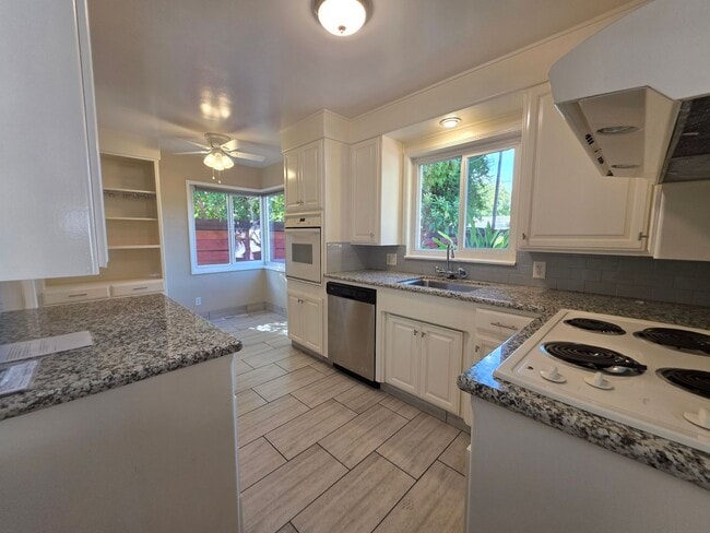 Building Photo - Home located in the heart of the college n...