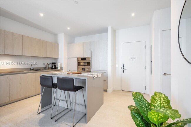 Building Photo - 4010 S Ocean Dr