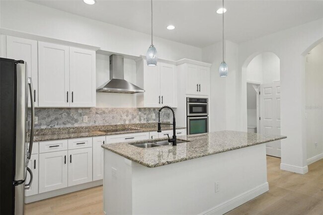 Building Photo - 307 S Arrawana Ave