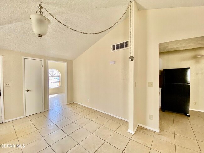 Building Photo - 823 Montera Rd