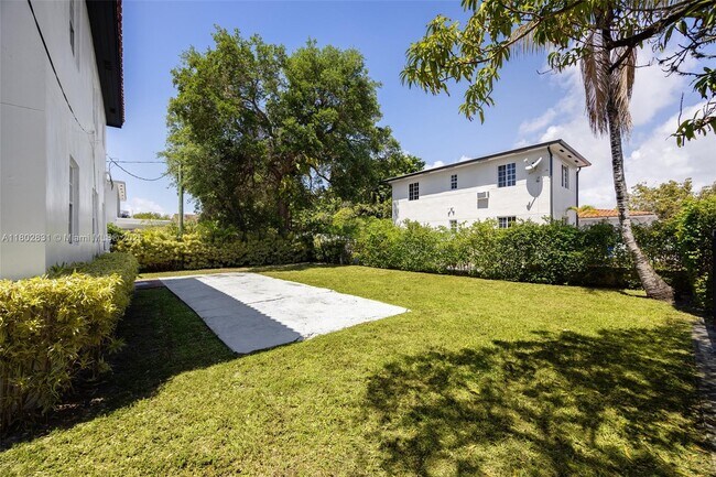 Building Photo - 953 SW 11th St