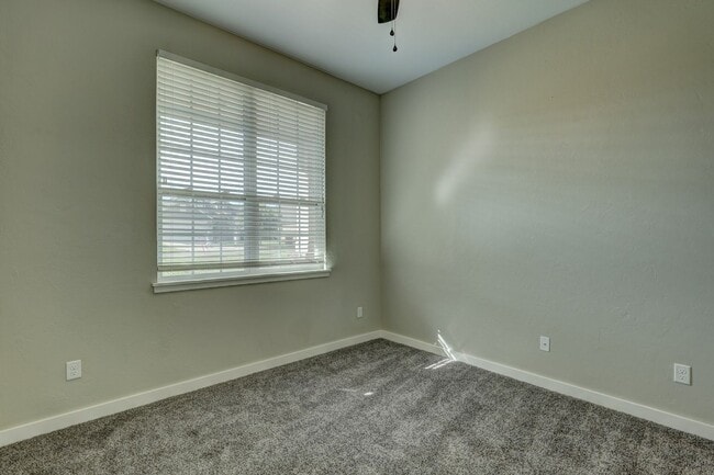 Building Photo - Desirable Home In Valencia Park!