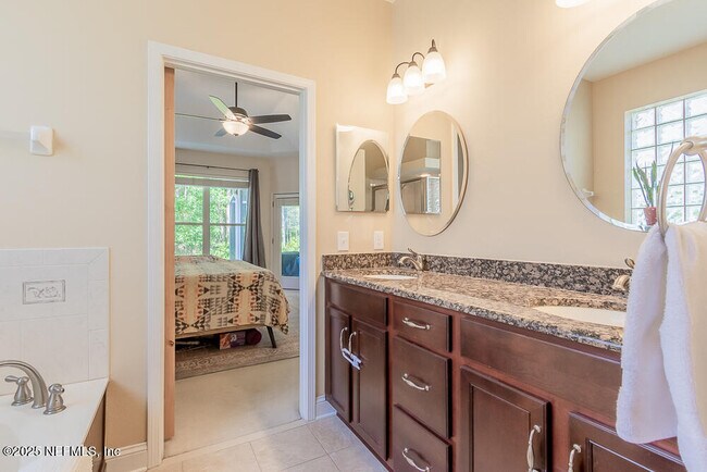 Building Photo - 8543 Glenbury Ct N