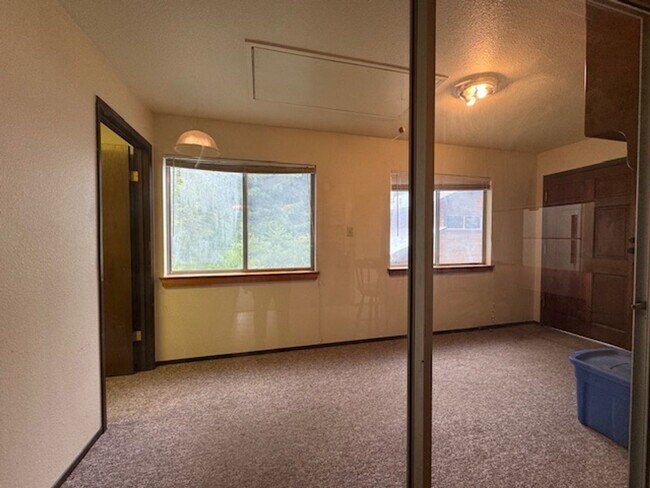Building Photo - 2437 Ridgewood Dr