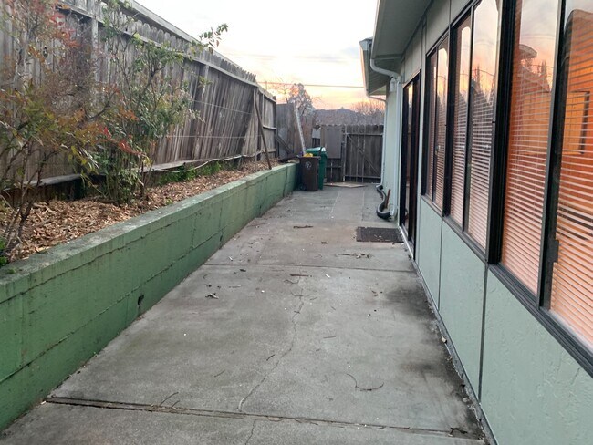 Building Photo - 3 Bedroom San Pablo Home in Tara Hills