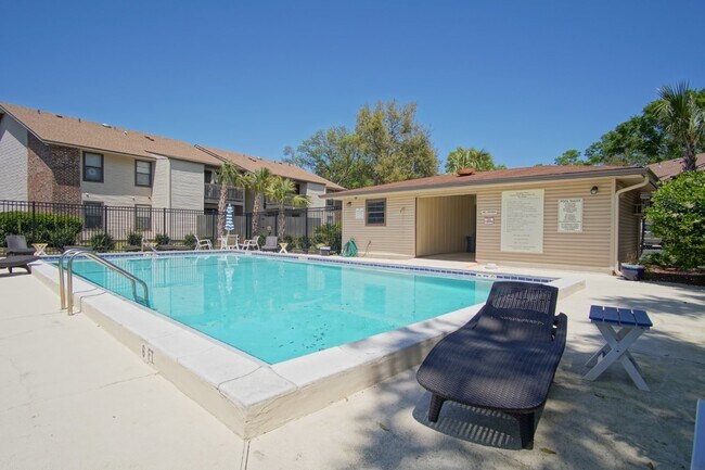 Building Photo - Modern 2-Bedroom Condo Across from the Bay...