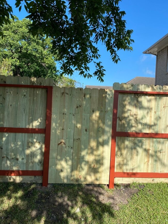 Building Photo - REMODELED 3 BEDROOM 2.5 BATH HOME CLOSE TO DOWNTOWN HOUSTON