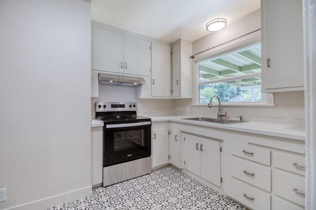 Building Photo - Remodeled La Loma Bungalow!