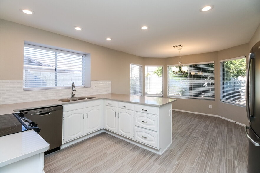 Building Photo - 8014 W Aster Dr