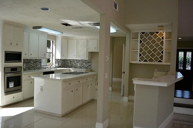 Building Photo - 2127 Manor Green Dr