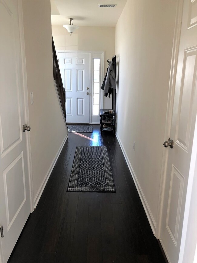 Building Photo - Beautiful End-Unit Townhome in New Post!