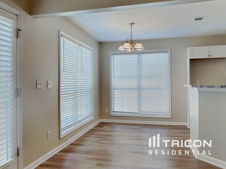 Building Photo - 130 Kyle Way