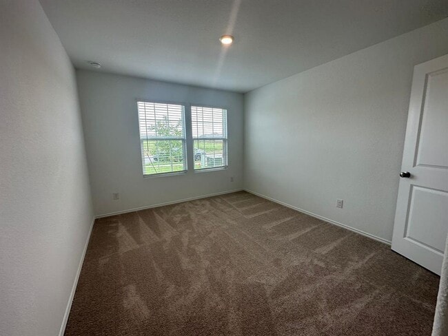 Building Photo - 121 Seminole Dr