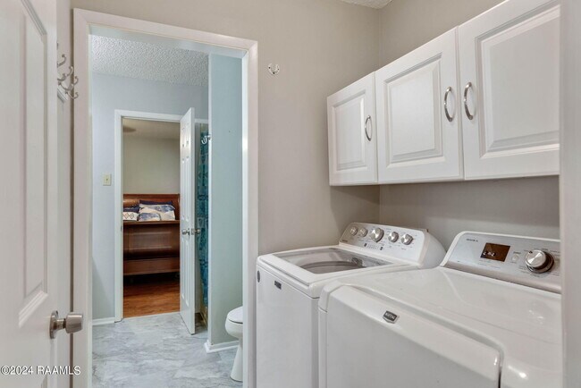 Building Photo - 303 Plaza Village Dr