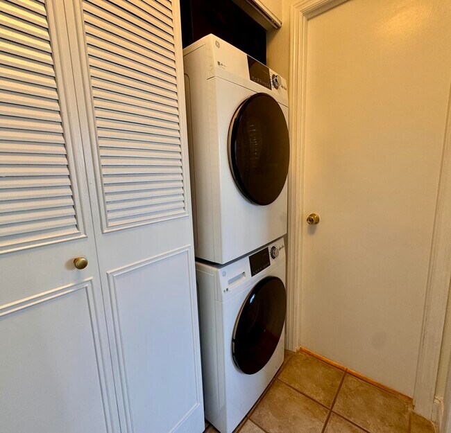 Building Photo - 223 Lake Frances Dr