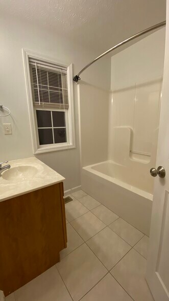Tub - 1292 S Cobble Creek Cir